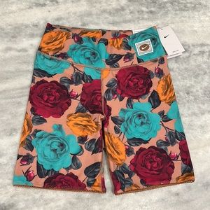 Nike One Tight Fit Mid Rise 7” Length Dri-Fit Biker Short in Floral Print Sz S